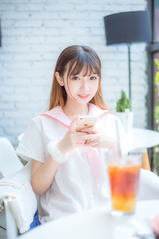 “诡计？”吕蒙翻了翻白眼，指了指周围道：“能有什么诡计？还是他们的人都在水底下埋伏着？这艘船吃水不深，里面就算有人，都不会超过十个，快去把船拖过来。”